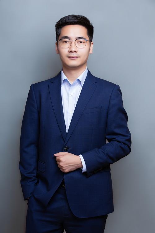 李育诚跟组制片负责人
